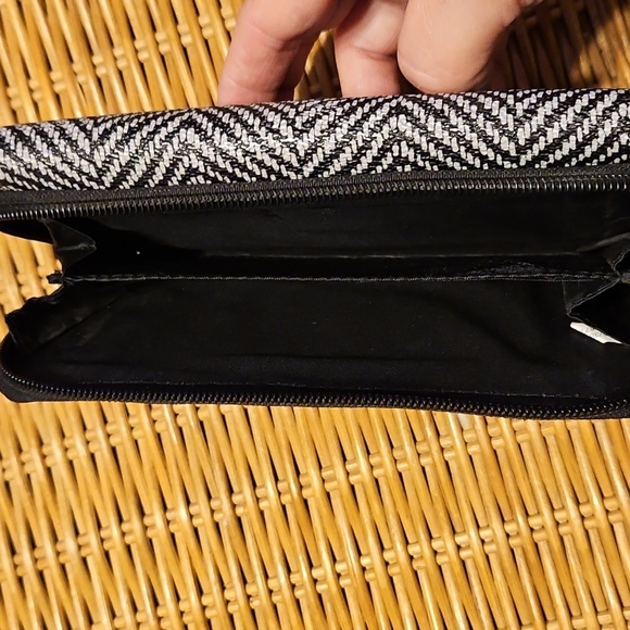 Black and White Herringbone Wallet - Picture 4 of 4